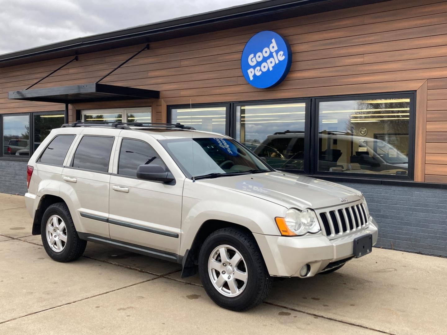 2008 Lt Almond Met. Jeep Grand Cherokee Laredo 4WD (1J8GR48K58C) with an 3.7L V6 SOHC 12V engine, 5-Speed Automatic Overdrive transmission, located at 1800 South Ihm Blvd, Freeport, IL, 61032, (815) 232-5543, 42.278645, -89.607994 - Photo#0